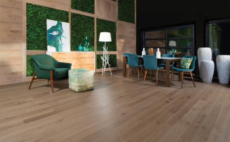 Hardwood Flooring in Light Brown in Dining Room